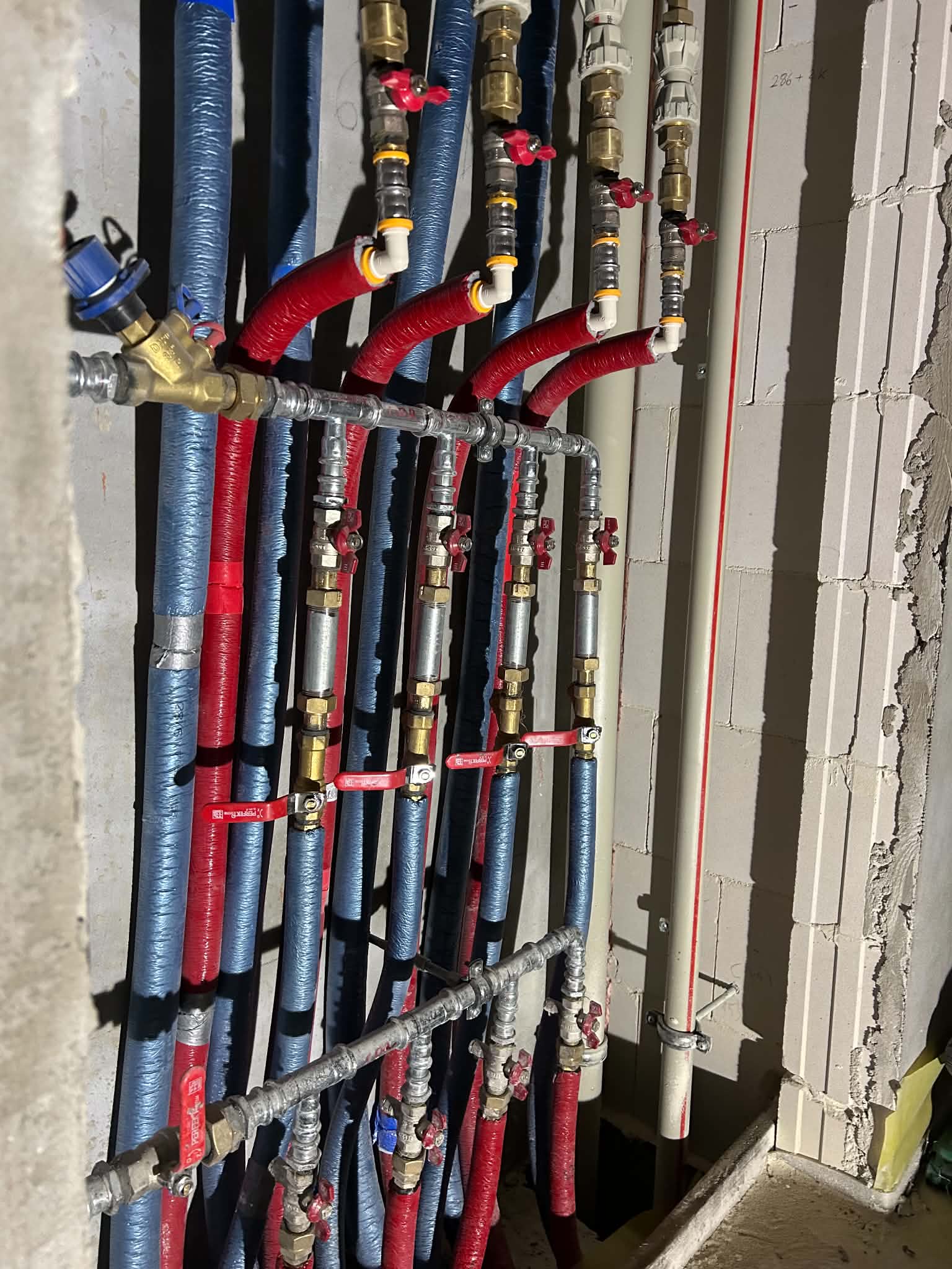 Podejścia hydrauliczne i rozdzielacze instalacji sanitarnej